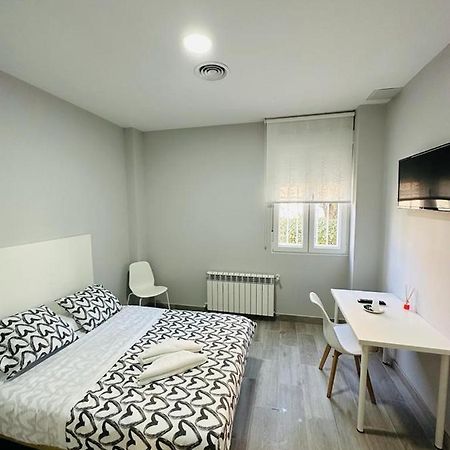 Hospedaje Cuatro Vientos Madrid Eksteriør billede